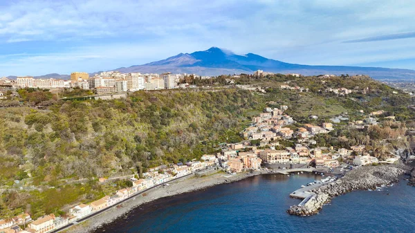 Santa Maria la Scala vista panoramica dall alto con mare, timpa di Acireale e Etna sullo sfondo