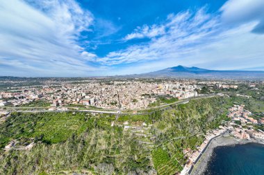 Panoramica aerea dall 'alto sulla Timpa di Acireale e e Santa Maria la Scala con vulcano Etna con cielo e mare blu