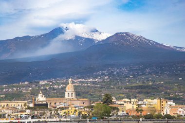 Porto di Riposto con la chiesa e Etna sullo sfondo
