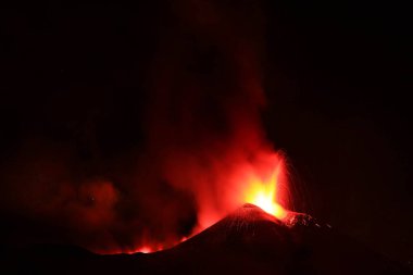 Vulcano Etna durante un eruzione con esplosione di lava dal crat