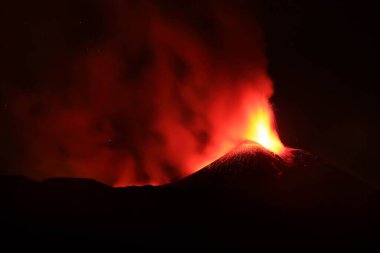 Vulcano Etna durante un eruzione con esplosione di lava dal crat
