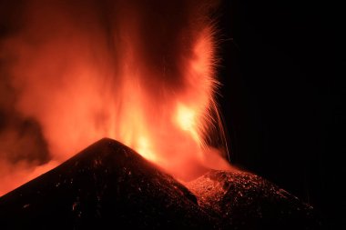 Esplosione di lava intensa  sul vulcano etna dal cratere  durante un eruzione vista di notte