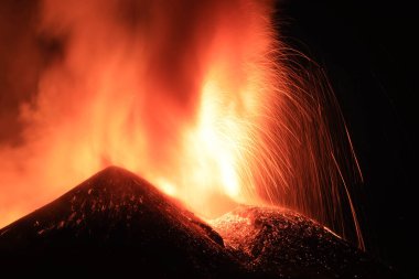 Esplosione di lava intensa  sul vulcano etna dal cratere  durante un eruzione vista di notte