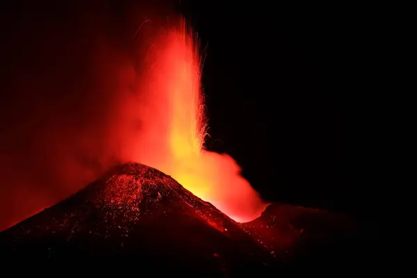 Etna Durante Una Suggestiva Esplosione Lava Incandescente Nel — Stock Fotó