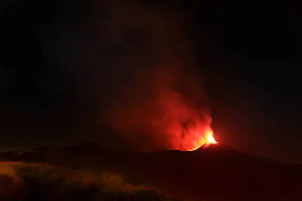 Etna - Eruzione del vulcano, Sicilya 'da..... esplosione di lava dal cratere durante la notte con sfondo buio.