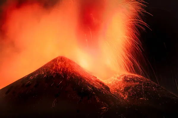 Esplosione Lava Intensa Sul Vulcano Etna Dal Cratere Durante Eruzione — Foto Stock
