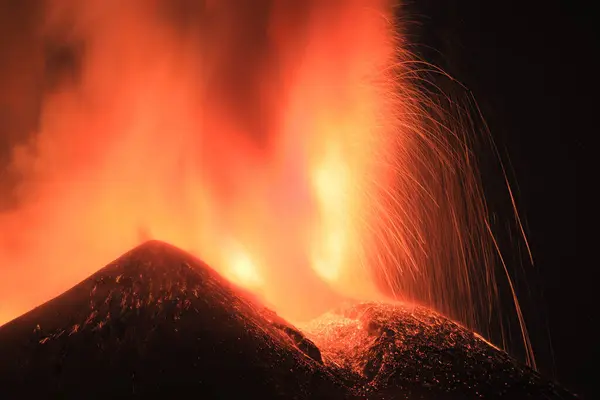 Esplosione Lava Intensa Sul Vulcano Etna Dal Cratere Durante Eruzione — Stockfoto