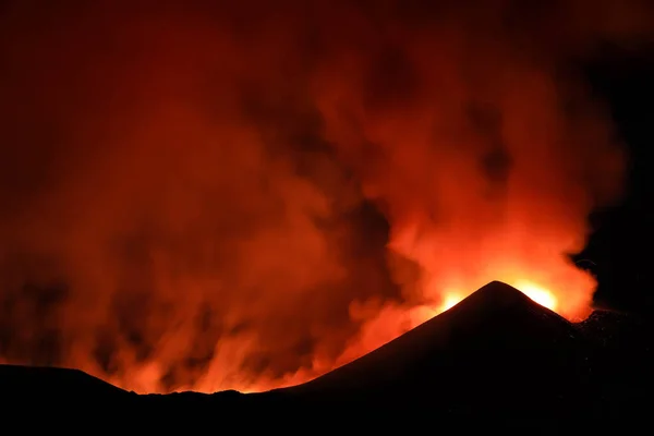 Eruzione Sul Vulcano Etna Nella Notte Con Intensa Emissione — Stock Photo, Image