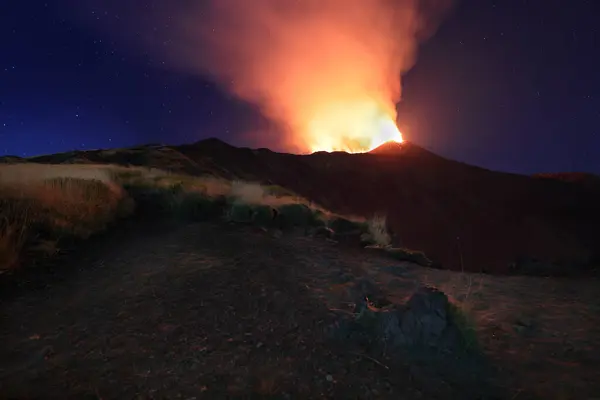 Suggestiva Eruzione Del Vulcano Etna Con Esplosione Lava Dall — Stock Photo, Image