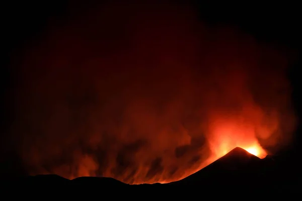 Eruzione Sul Vulcano Etna Nella Notte Con Intensa Emissione — Stock fotografie