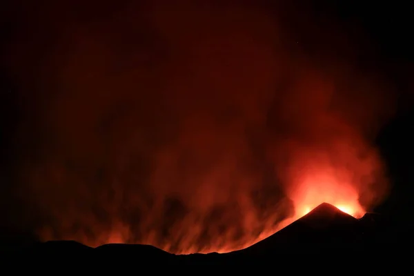 Eruzione Sul Vulcano Etna Nella Notte Con Intensa Emissione — Zdjęcie stockowe