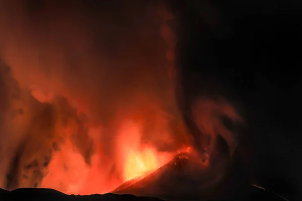 Etna durante whisestiva eruzione di notte con grandi emission i d