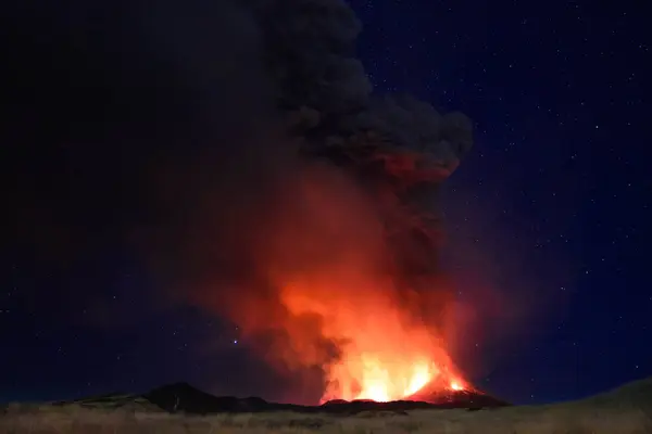 Etna Durante Suggestiva Eruzione Notte Con Grandi Emissioni — Stock fotografie