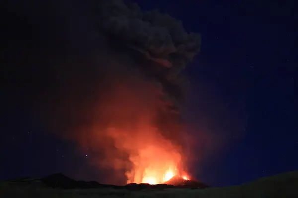 Etna Durante Suggestiva Eruzione Notte Con Grandi Emissioni — Foto Stock