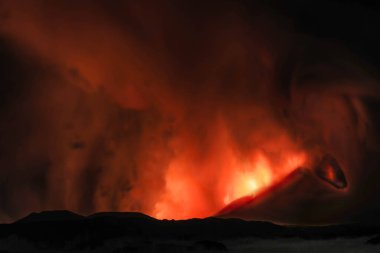 Etna durante whisestiva eruzione di notte con grandi emission i d