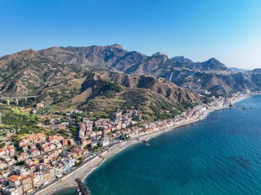 Veduta panoramica su Giardini Naxos, Taormina e Castelmola veduta panoramica aerea dll 'alto dal mare; Luoghi balnear per le vacanze estive in Sicilya