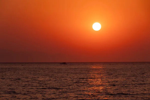 Tüm alba con cielo e luci calde color arancio