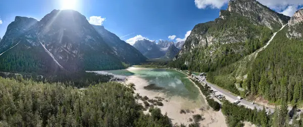 Stock image Lago di Landro - Panoramica aerea dall'alto del paesaggio sulle Dolomiti di Sesto durante gironata di sole con cielo limpido blu