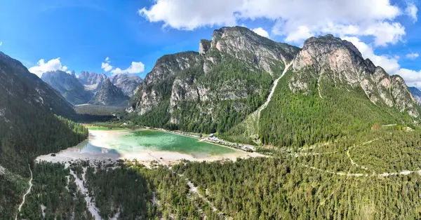 Lago di Landro - Panoramica aerea dall'alto del paesaggio sulle Dolomiti di Sesto durante gironata di sole con cielo limpido blu