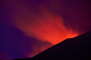 Eruzione dellEtna con sıçrama di lav dal cratere vista al tramonto