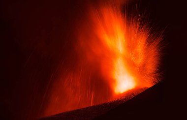 Etna - il vullcano di SIicilia grande esplosione di lav vista in dettaglio dal cratere durante l 'eruzione di notte