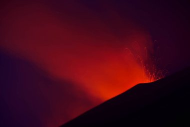 Etna in eruzione con sıçrama di lav dal cratere