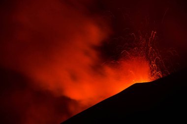 Etna in eruzione con sıçrama di lav dal cratere visto di notte