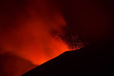 Etna in eruzione con sıçrama di lav dal cratere visto di notte