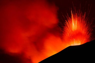 Etna in eruzione con sıçrama di lav dal cratere visto di notte