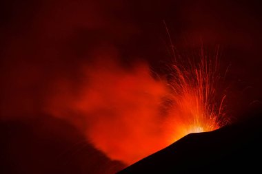 Etna in eruzione con sıçrama di lav dal cratere visto di notte