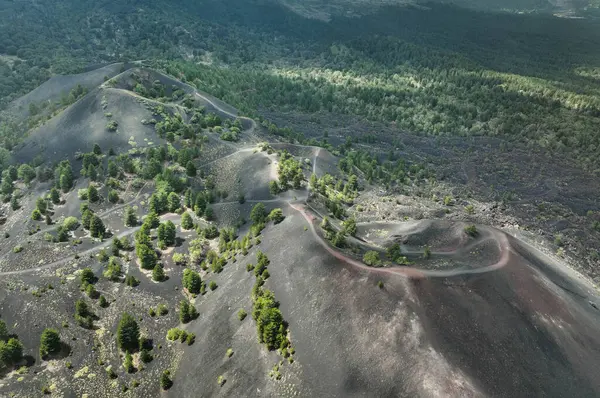 Sicilya, Sartorius Kraterleri 'nin turistik yerinin yukarısından bir hava manzaralı.;