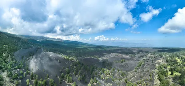 Sicilya, Sartorius Kraterleri 'nin turistik yerinin yukarısından bir hava manzaralı.;