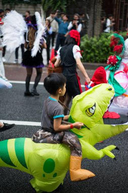 TOKYO, JAPONYA - 27 Ekim 2024 - Japon çocuğun Tokyo 'da Omotesando Cadılar Bayramı' nda giydiği dikey fotoğrafı, Harajuku mahallesinde her yıl düzenlenen bir etkinlik..