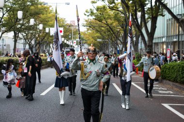 TOKYO, JAPONYA - 27 EKİM, 2024 - Tokyo 'daki Omotesando Cadılar Bayramı' nda askeri kostüm giymiş Japon halkının yatay fotoğrafı, Harajuku 'da düzenlenen yıllık bir etkinlik..