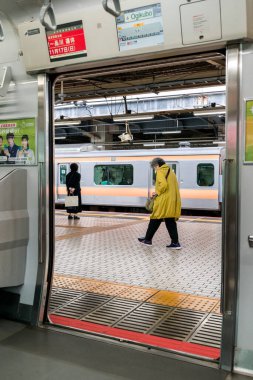 TOKYO, JAPONYA - 27 EKİM, 2024 - Tokyo 'nun başkenti Tokyo' da kapılar açık bir trenin iç kısmının dikey resmi