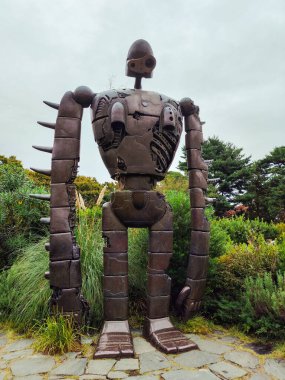 TOKYO, JAPONYA - 28 EKİM, 2024 - Tokyo 'nun ulusal simgesi olan Ghibli Müzesi' nin çatısındaki metal robot asker heykelinin dikey resmi.