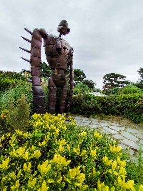 TOKYO, JAPONYA - 28 EKİM, 2024 - Tokyo 'nun ulusal simgesi olan Ghibli Müzesi' nin çatısındaki metal robot asker heykelinin geniş açılı resmi.