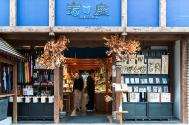 TOKYO, JAPONYA - 28 EKİM, 2024 - Tokyo 'daki Kichijoji tren istasyonuna yakın bulunan küçük bir sanat atölyesinin yatay resmi.