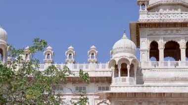 Sabah videosu açık mavi gökyüzüne sahip mimar binası 22 Ekim 2022 'de Jaswant Thada Jodhpur Rajasthan Hindistan' da çekilmiştir..