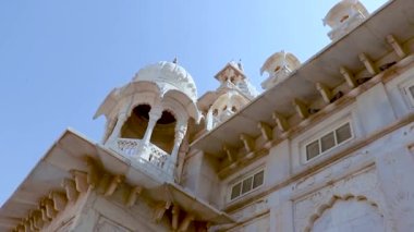 Kalıtım Mimari Binası sabah videosu 22 Ekim 2022 'de Jaswant Thada Jodhpur Rajasthan Hindistan' da çekilmiştir..