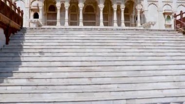 Sabah videosu açık mavi gökyüzüne sahip mimar binası 22 Ekim 2022 'de Jaswant Thada Jodhpur Rajasthan Hindistan' da çekilmiştir..