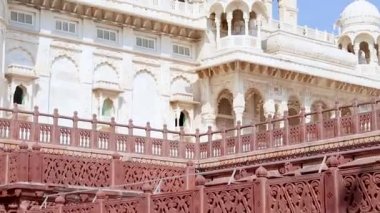 Sabah videosu açık mavi gökyüzüne sahip mimar binası 22 Ekim 2022 'de Jaswant Thada Jodhpur Rajasthan Hindistan' da çekilmiştir..