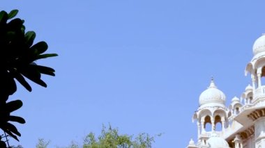 Sabah videosu açık mavi gökyüzüne sahip mimar binası 22 Ekim 2022 'de Jaswant Thada Jodhpur Rajasthan Hindistan' da çekilmiştir..