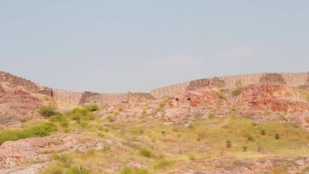 Αρχαίο Πέτρινο Τοίχο Στην Κορυφή Του Βουνού Μπλε Ουρανό Από — Αρχείο Βίντεο