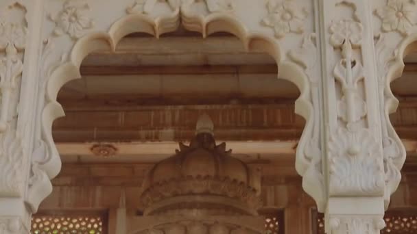 2022年10月22日にインドのジャスワント ジョードプル ラジャスタン州でフラットアングルビデオから分離されたヴィンテージの白い大理石の寺院の芸術デザイン — ストック動画