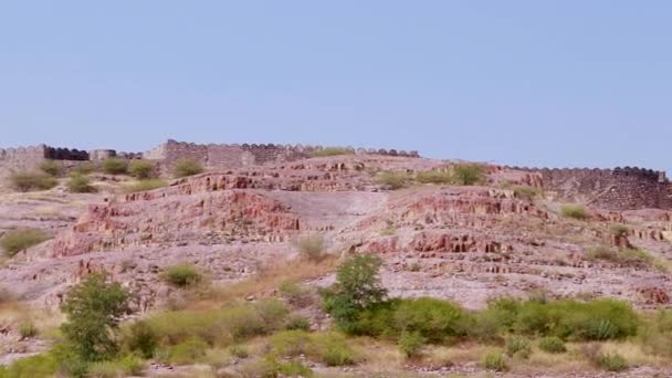 Antigua Pared Piedra Cima Montaña Con Cielo Azul Desde Ángulo — Vídeo de stock