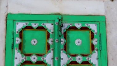 Yassı açı videosundan izole edilmiş klasik kapı tasarımı 22 Ekim 2022 'de Jaswant Thada Jodhpur Rajasthan Hindistan' da çekildi..