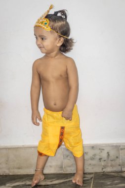 Krishna 'da, eşsiz bir perspektiften giyinmiş şirin bir yüz ifadesi.