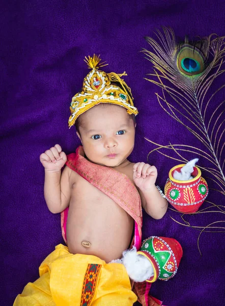 Pasgeboren Baby Jongen Krishna Gekleed Met Rekwisieten Uit Uniek Perspectief — Stockfoto