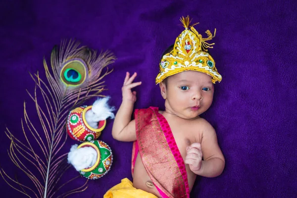 Bebé Recién Nacido Krishna Vestido Con Accesorios Desde Una Perspectiva —  Fotos de Stock